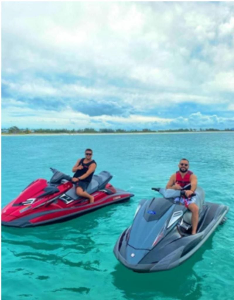 homens de jet ski