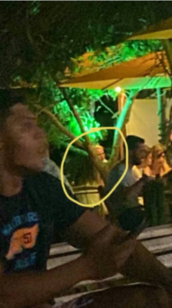 homem em bar