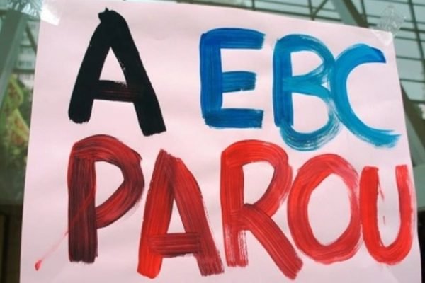 Cartaz anuncia EBC entra em greve