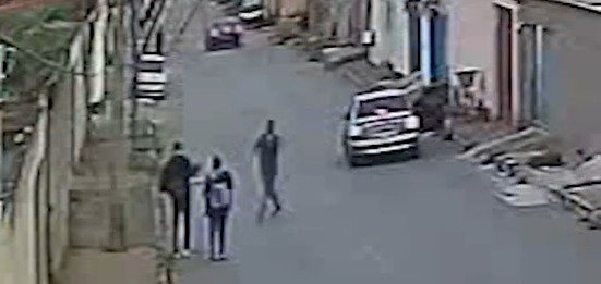 três pessoas e um carro