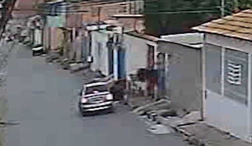 carro parado e pessoa com tv