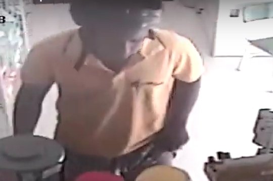 homem com capacete na cabeça