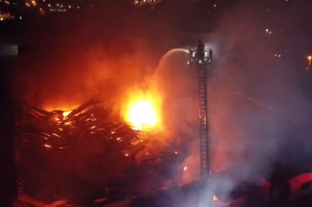 Incendio galpao de reciclagem aparecida de goiania goias