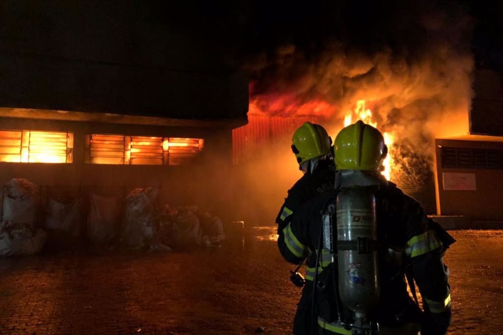Incendio galpao de reciclagem aparecida de goiania goias