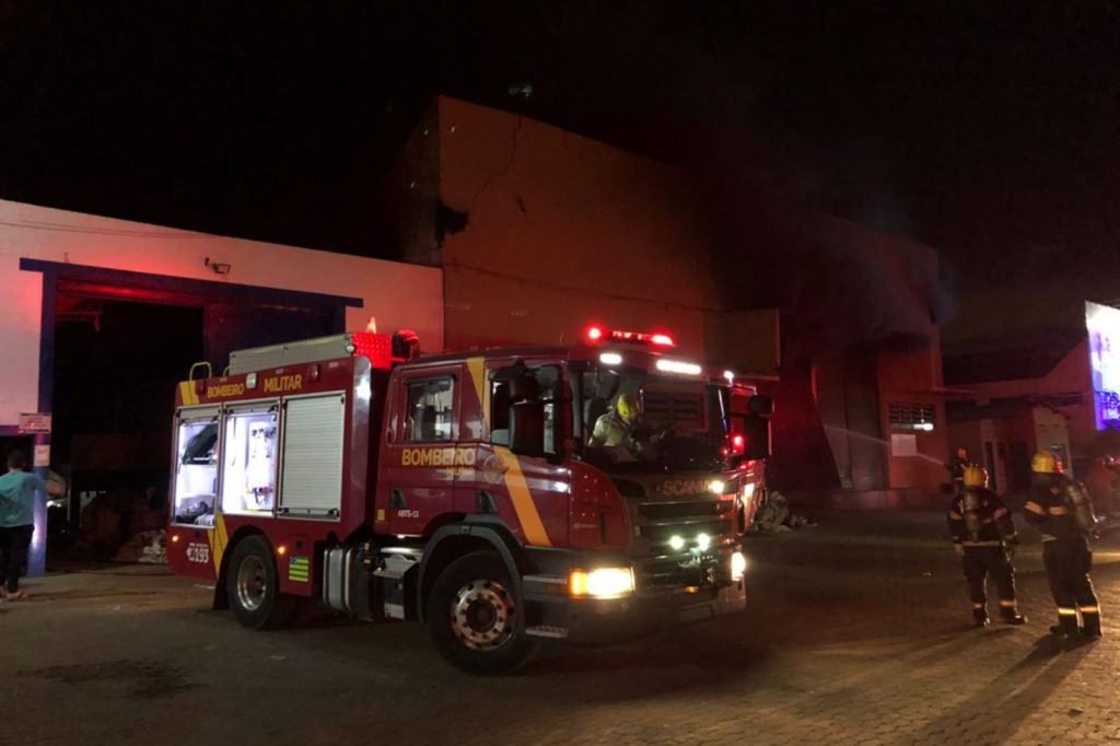 Incendio galpao de reciclagem aparecida de goiania goias