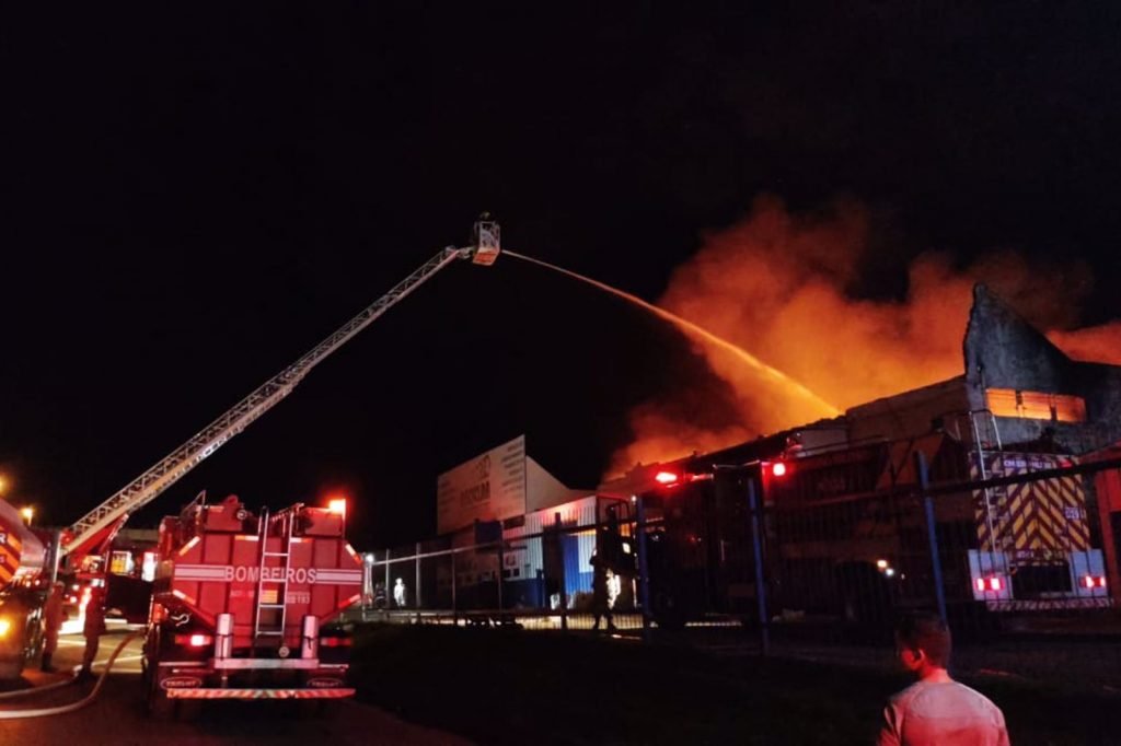 Incendio galpao de reciclagem aparecida de goiania goias