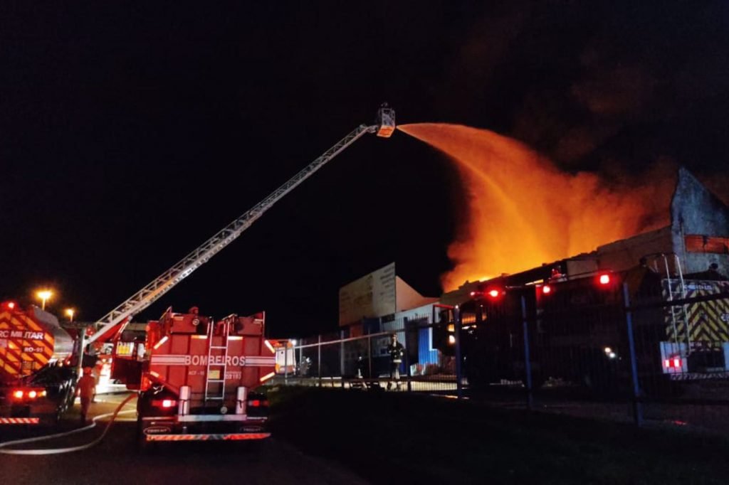 Incendio galpao de reciclagem aparecida de goiania goias