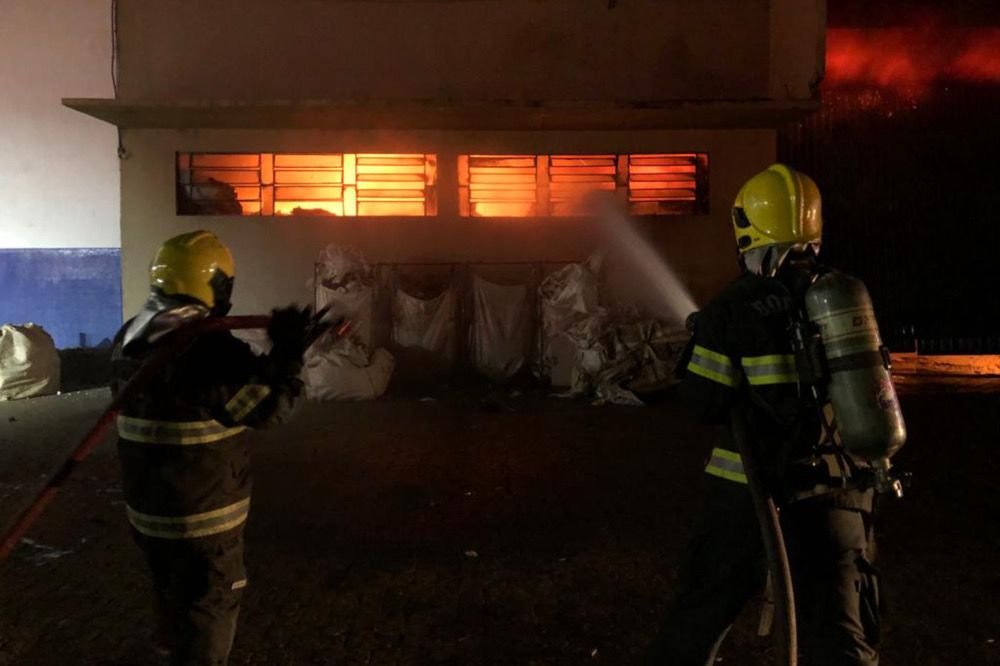 Incendio galpao de reciclagem aparecida de goiania goias