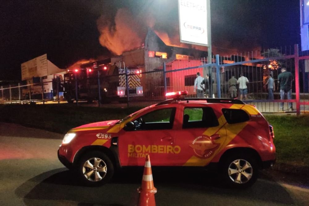 Incendio galpao de reciclagem aparecida de goiania goias