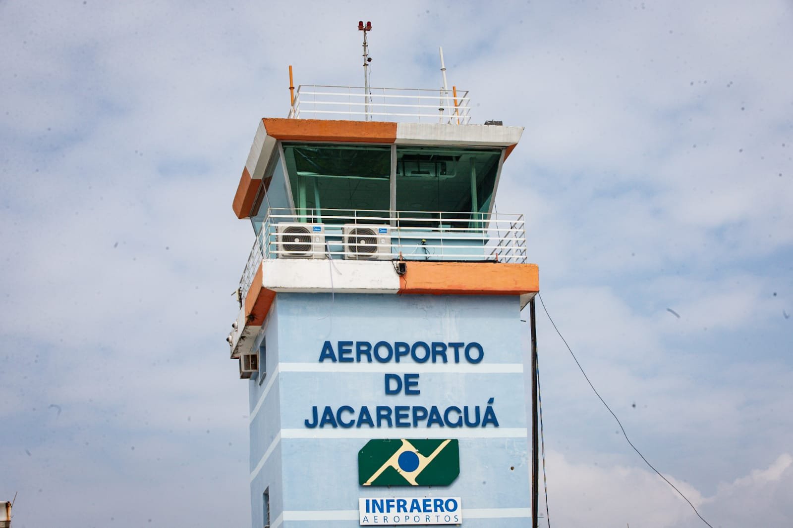 Avião bimotor que caiu no mar em Ubatuba (SP) iria pousar no aeroporto de Jacarepaguá, no RJ