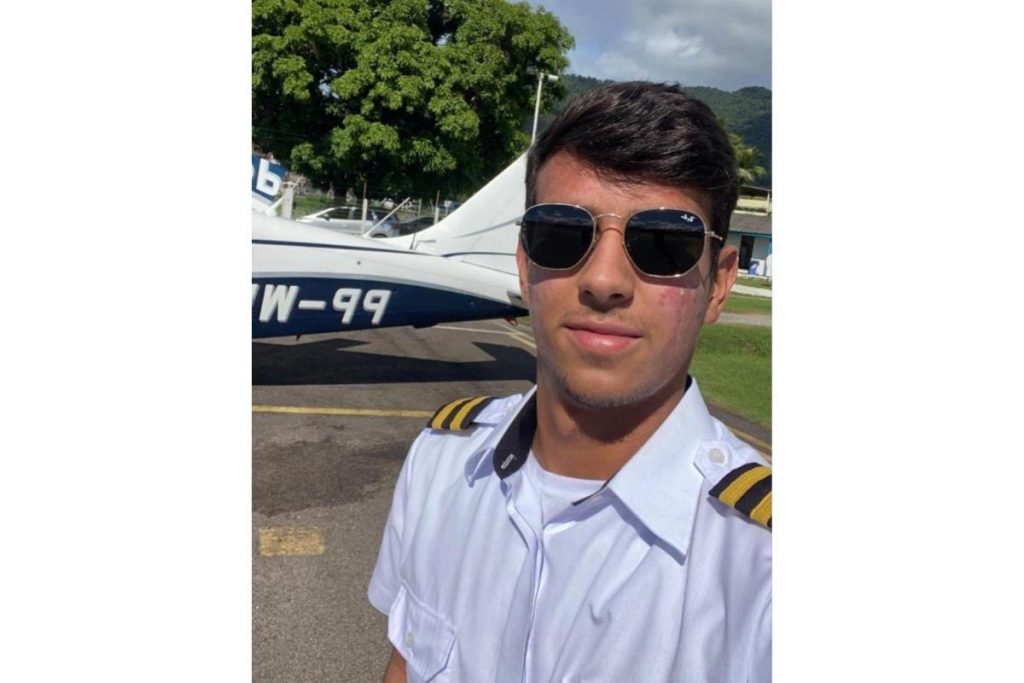 A aeronave modelo PA-34-220T estava registrada como propriedade do copiloto José Porfírio de Brito Júnior, de 20 anos
