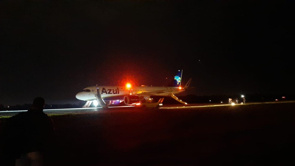 Avião pousa no Aeroporto de Cascavel nesta tarde de quinta-feira (15)