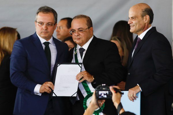 Homens seguram documento