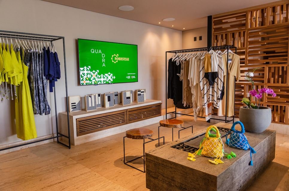 Sala com roupas