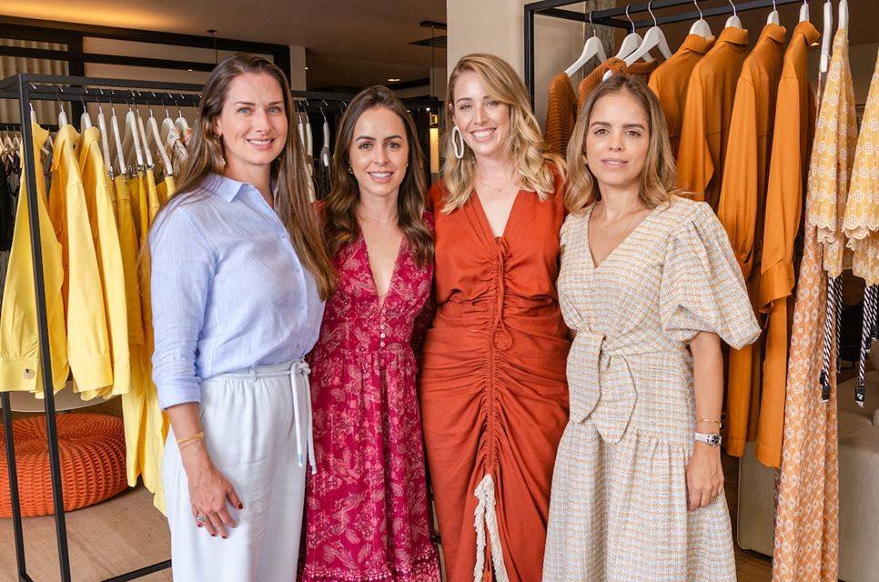 Quatro mulheres abraçadas