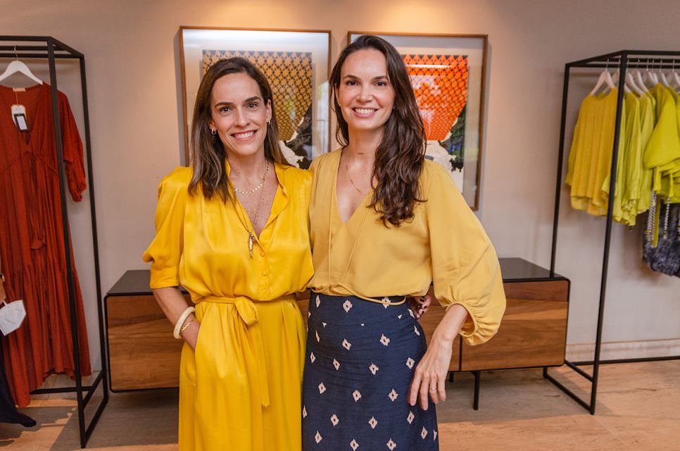 Duas mulheres abraçadas