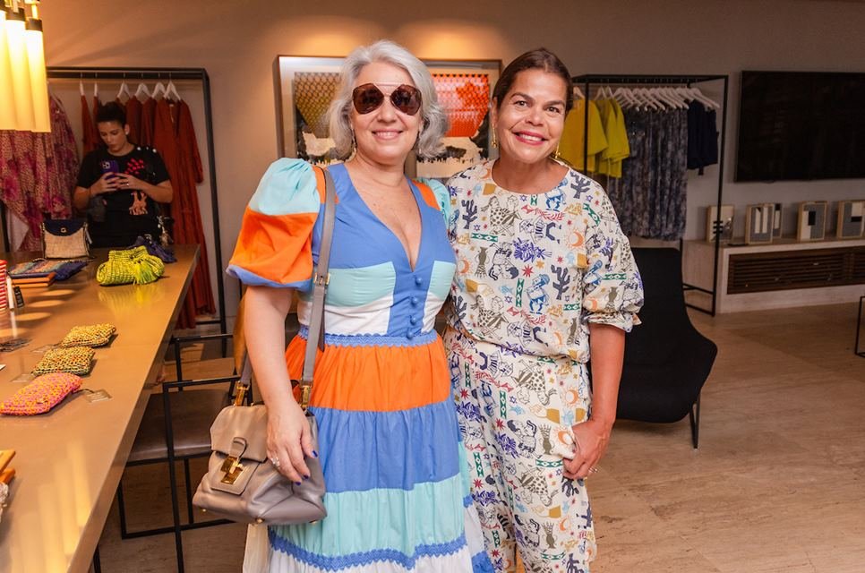 Duas mulheres abraçadas