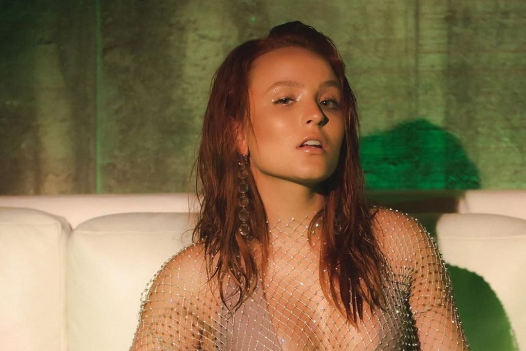 Foto colorida de Larissa Manoela. Cor verde e branca predomina na imagem - Metrópoles