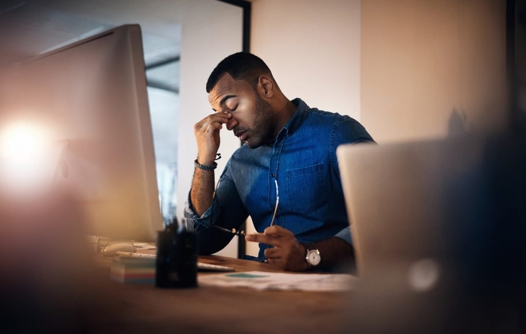 homem com síndrome de burnout estressado