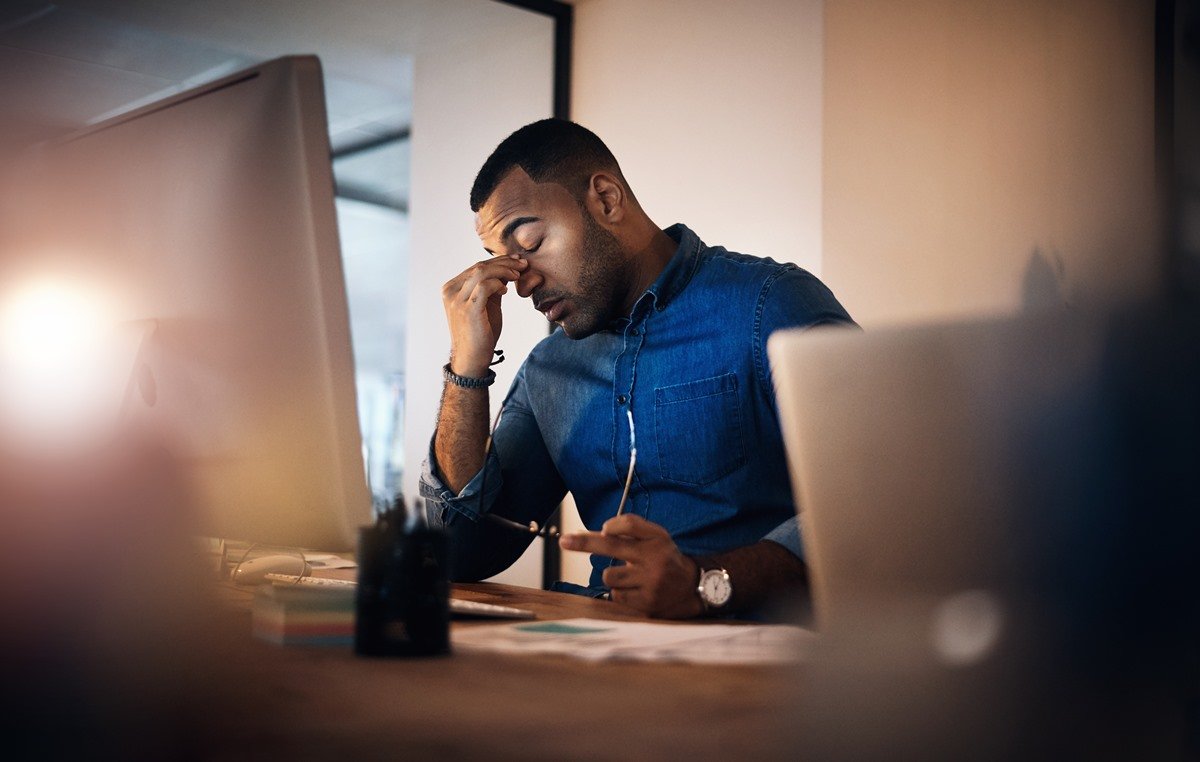 homem com síndrome de burnout estressado
