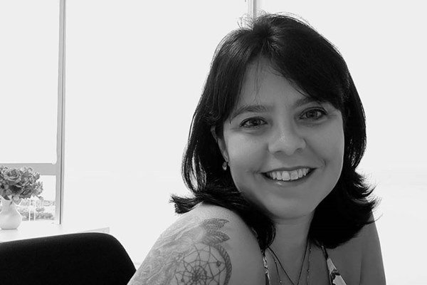 Mulher sorri para foto