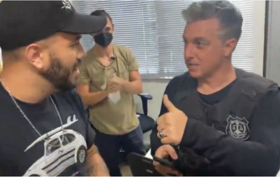 Luciano Huck com Caravan