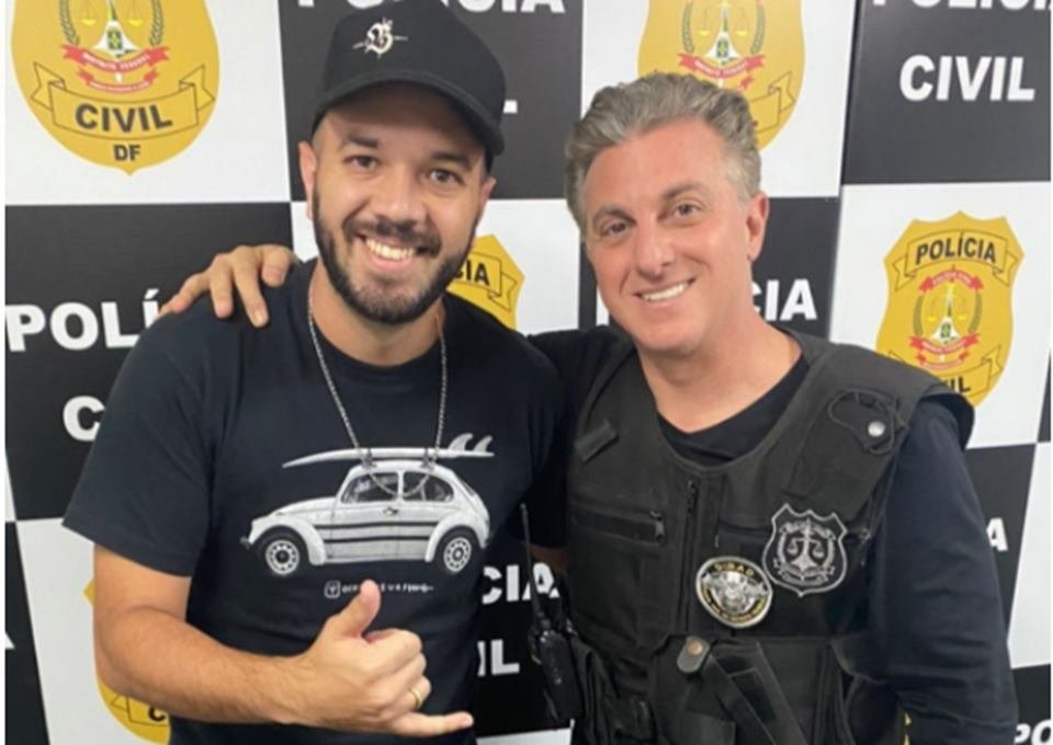 Luciano Huck com policial