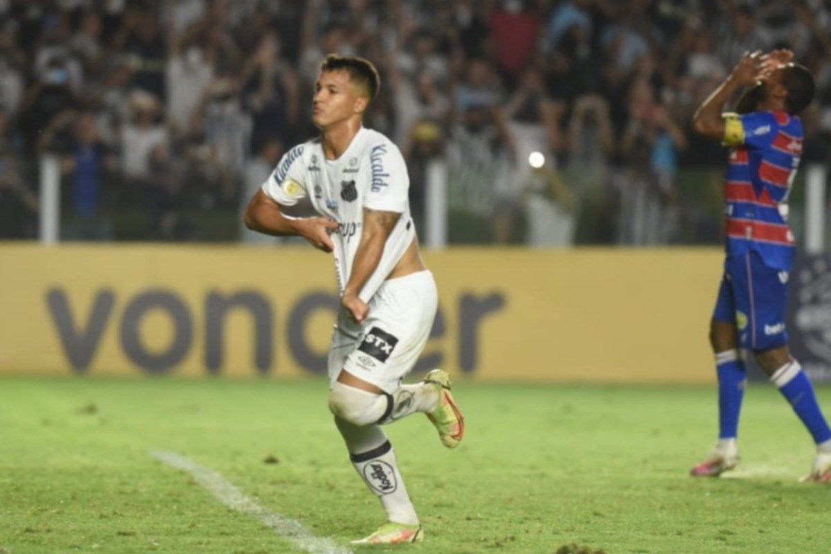 Angulo vibra com gol após sequência no banco de reservas do Santos