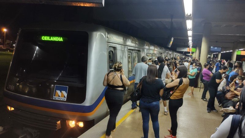 metrô parado e multidão