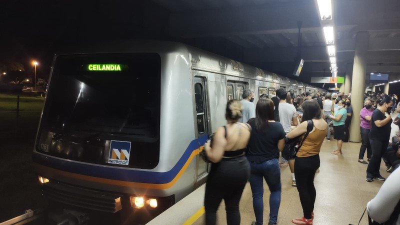 metrô parado e multidão