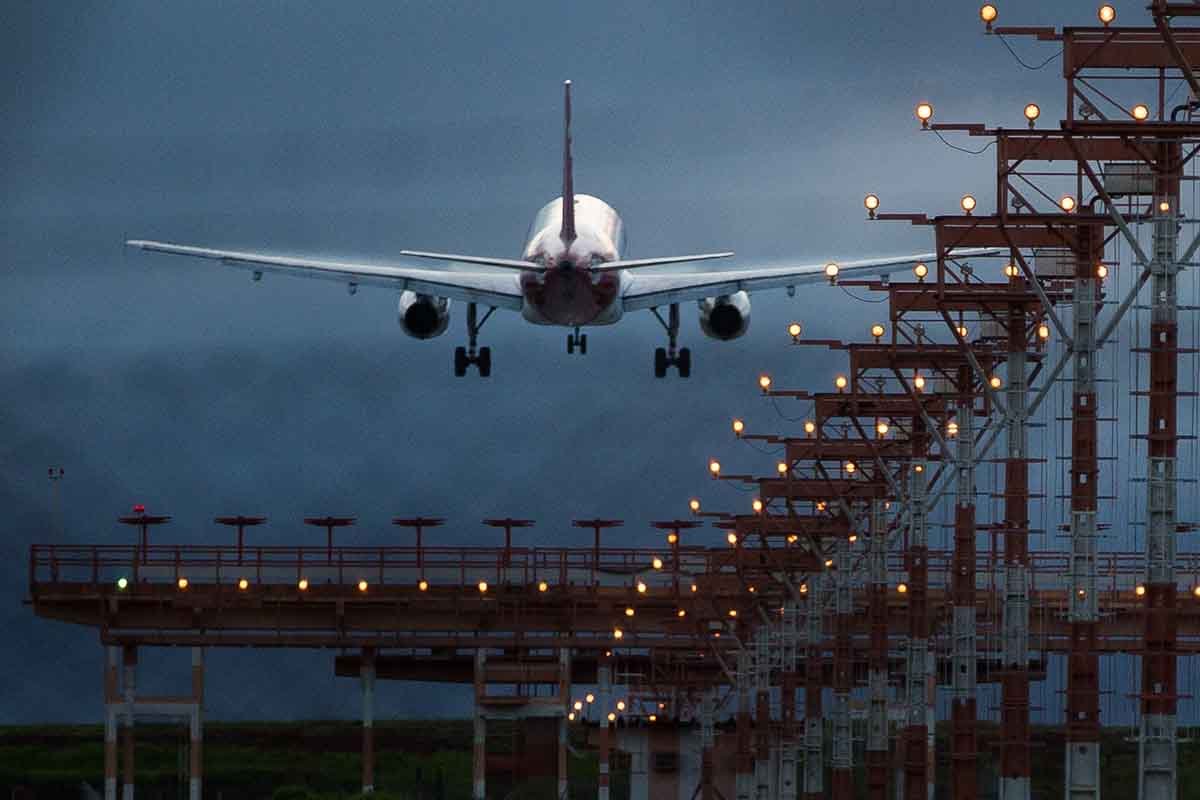 Avião pousa do aeroporto internacional jk em brasília