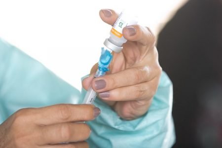 OMS preocupa-se com potencial da variante de ser imune às vacinas