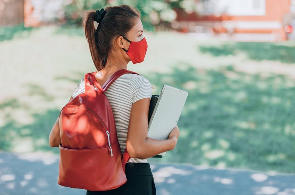 participantes graduados realizam exame para tentar nova carreira