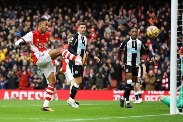 Aubameyang, jogador do Arsenal, da Inglaterra, perde gol em partida contra o Newcastle