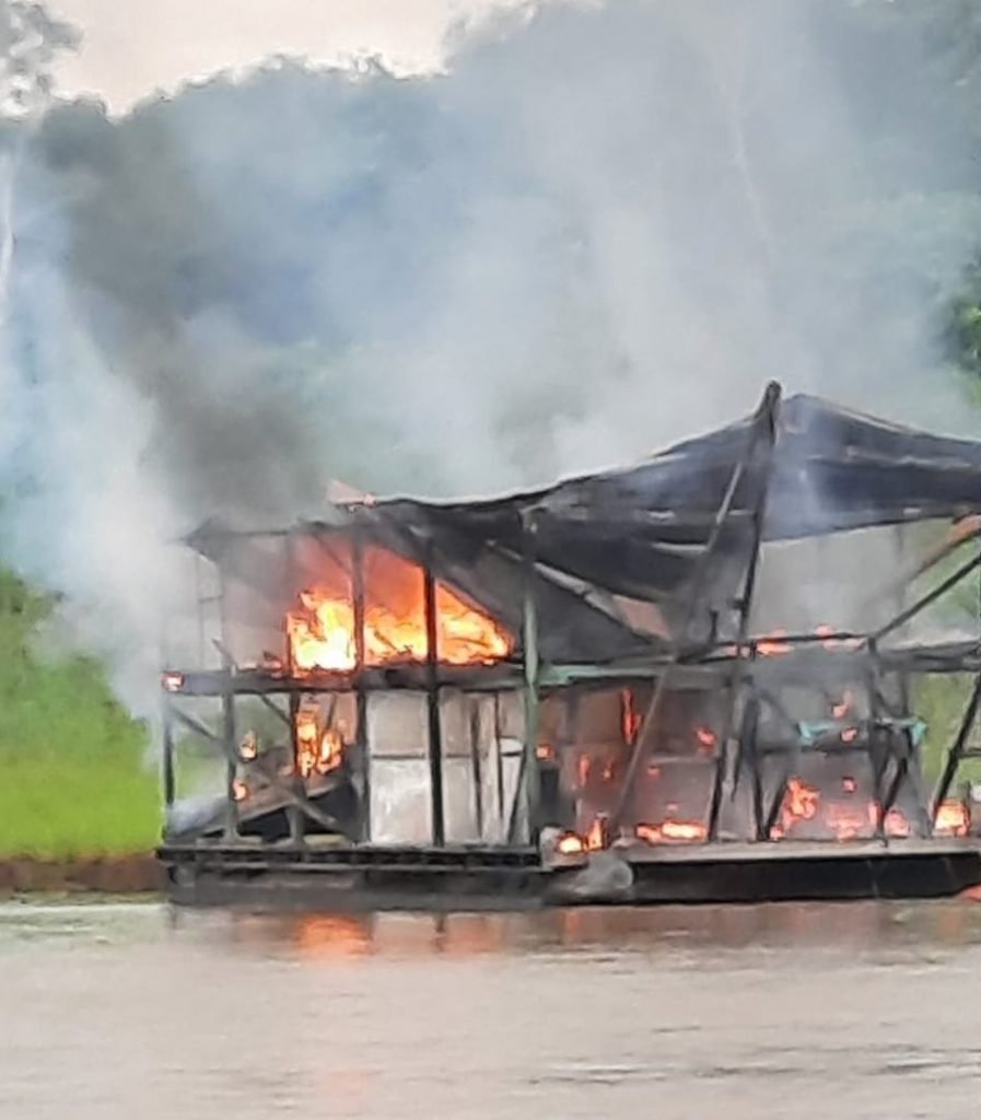 Barco queimando em Autazes