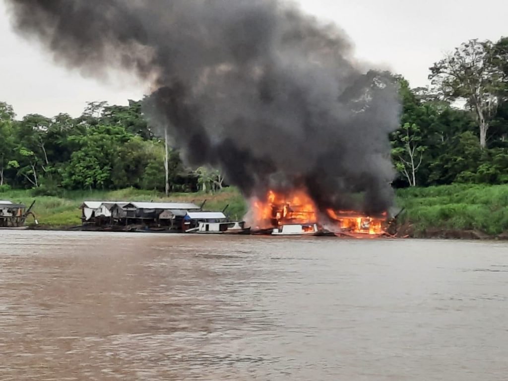 Barco pegando fogo em Autazes