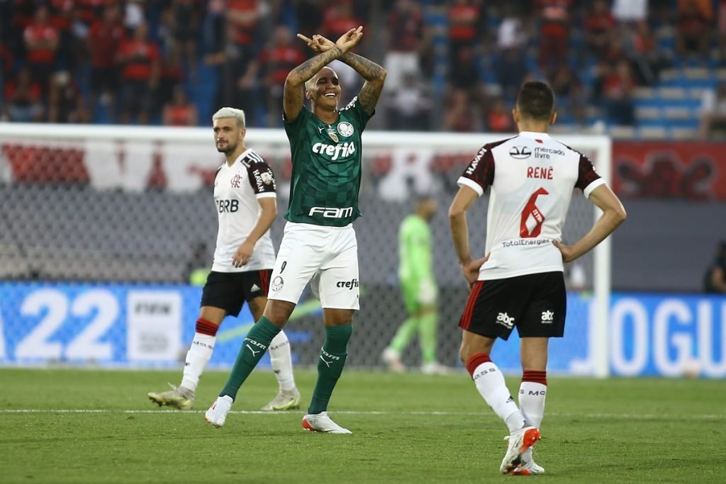 Palmeiras vence Flamengo com Deyverson herói na prorrogação e é
