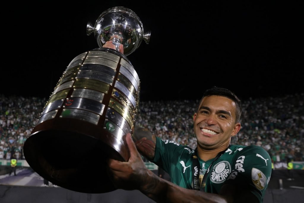 Rony recebe homenagem do Palmeiras; Dar a minha vida em todos os jogos  pelo clube