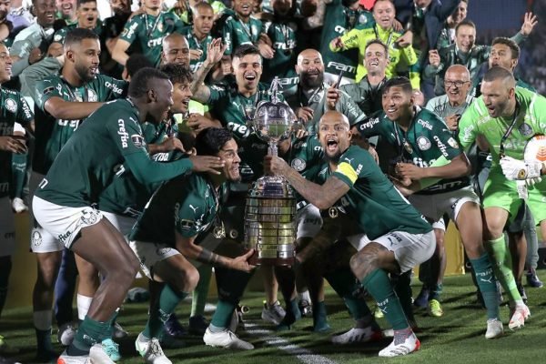 Palmeiras enfrenta Flamengo mirando a liderança do Brasileiro