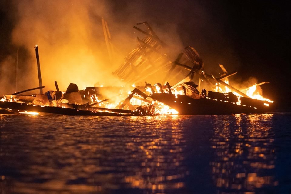 Balsa de garimpeiros incendiada pela PF no Rio Madeira