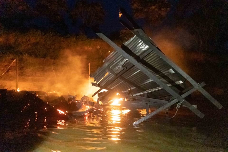 Balsa de garimpeiros incendiada pela PF no Rio Madeira