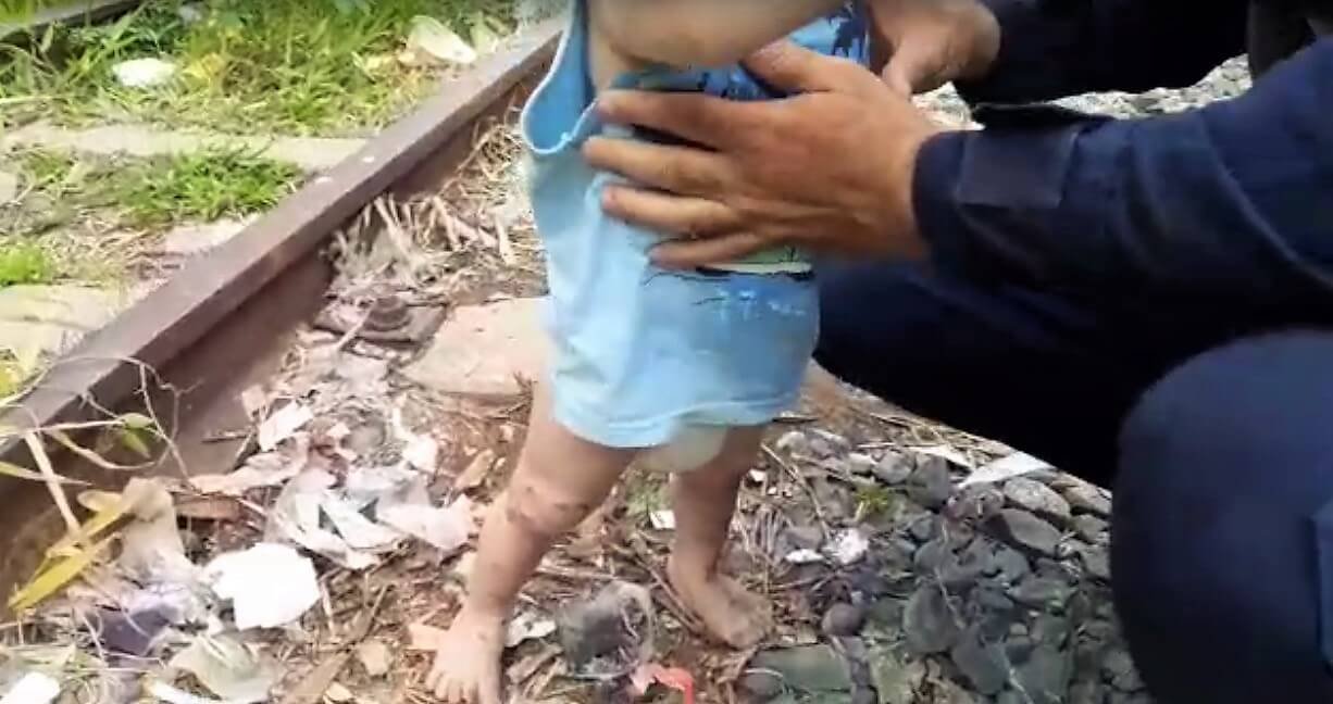 Um bebê de um ano de idade foi abandonado em uma linha de trem frequentada por usuários de drogas em Sorocaba