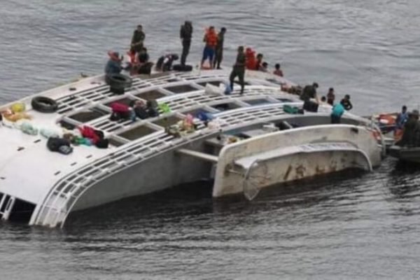 Embarcação colide com pedra e naufraga no Amazonas