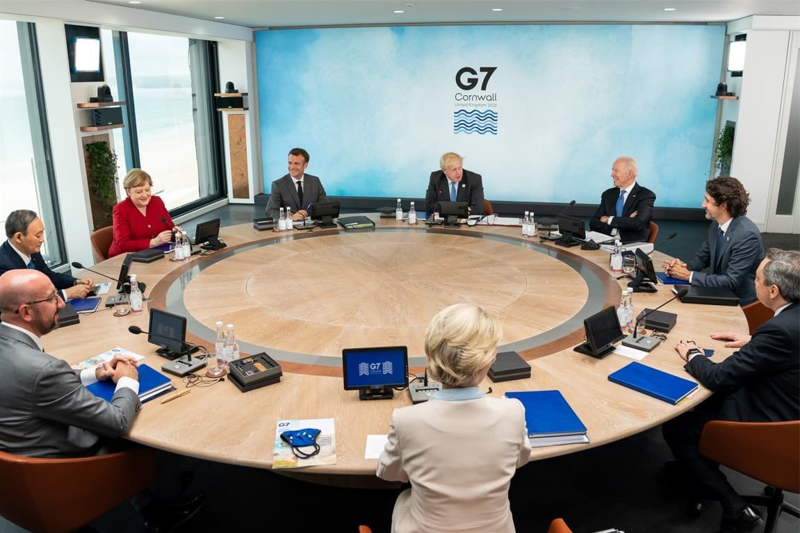 Putin fica mais isolado após G7 também excluir bancos russos do Swift