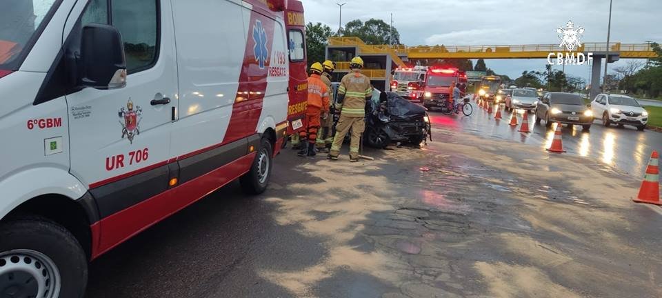 Motorista de 31 anos morre em capotamento de veículo na EPNB | Metrópoles