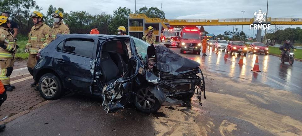 Carro destruído após acidente