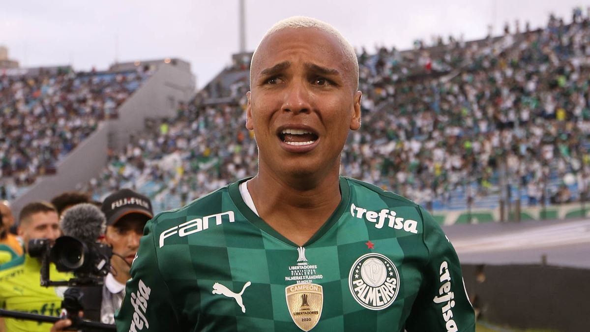 Deyverson lidera jogadores que mais ficam impedidos no Brasileirão