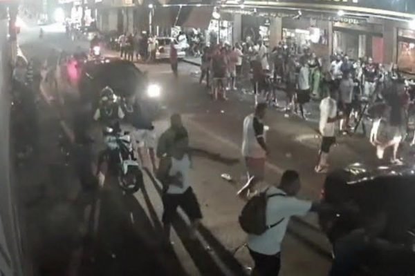 Jovem foi atropelado e arrastado por um carro em Volta Redonda, no Rio