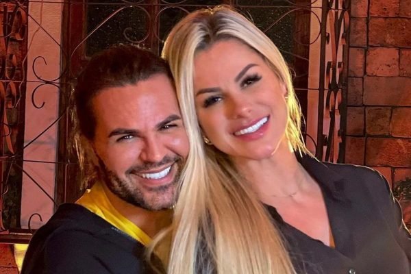 Oi? Eduardo Costa se declara ao ex-marido de sua namorada: Bola pra frente