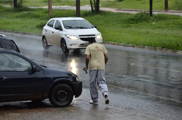 Homem na rua durante chuva